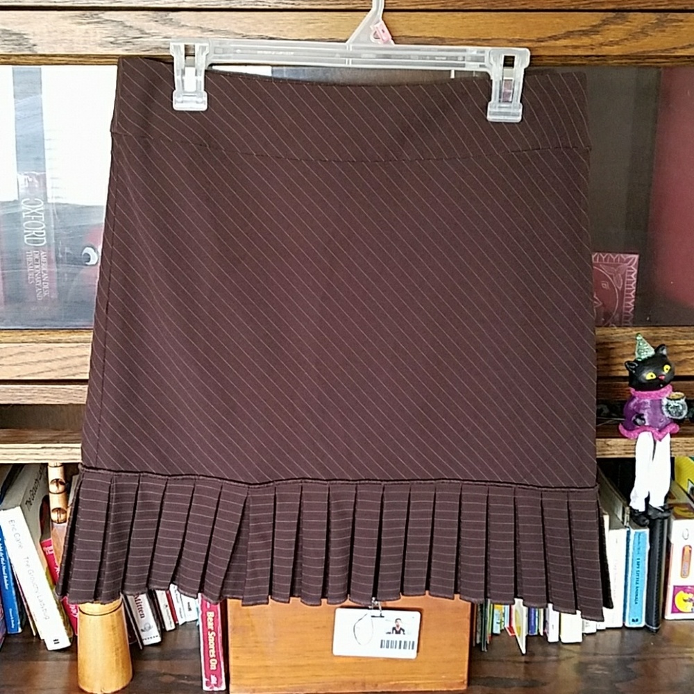 Mid thigh brown skirt